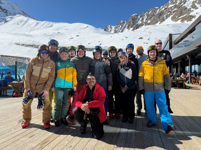 Team­spi­rit auf 3.000 Metern – „PEB and Fri­ends“ in Söl­den ⛷️